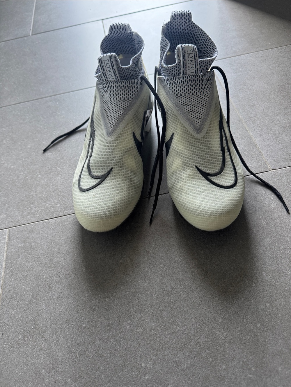Nike Flyknit cleats Alpha - Light Gray/White/black Cleats Mens size 9.5.